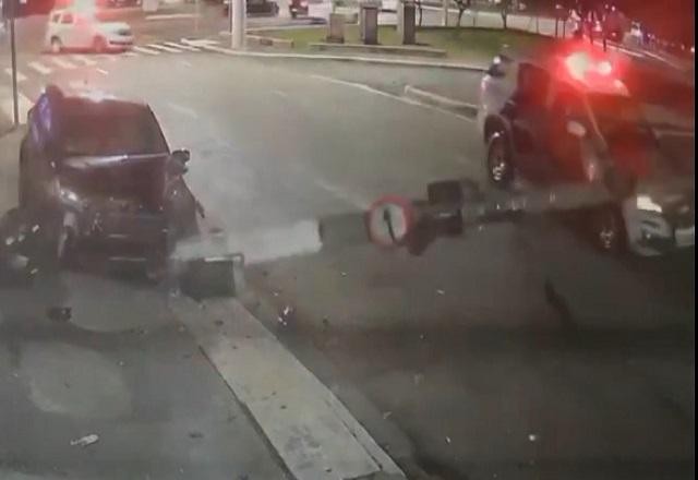 Imagem da noticia Criminoso em fuga bate em poste, que cai sobre viatura da PM