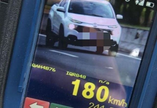 Imagem da noticia Carro é flagrado a 180 km/h em trecho urbano da rodovia Raposo Tavares