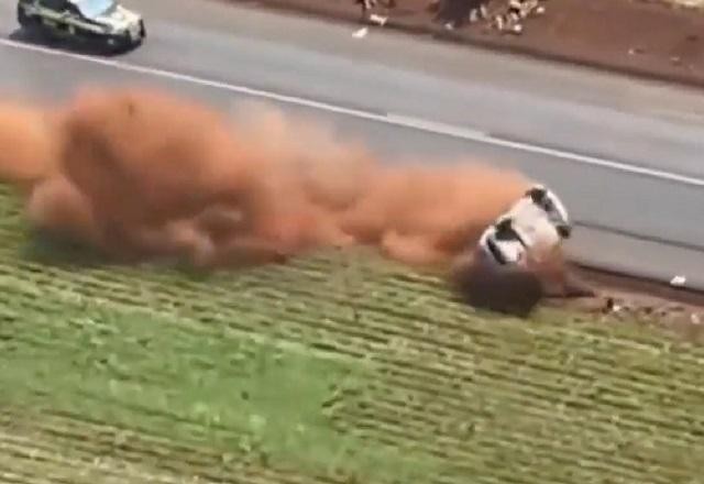 Imagem da noticia Vídeo: Motorista com 400 kg de maconha foge em perseguição e capota