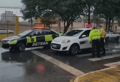Candidato sem CNH é flagrado dirigindo até o Detran para fazer prova teórica no DF Candidato sem CNH é flagrado dirigindo até o Detran para fazer prova teórica no DF