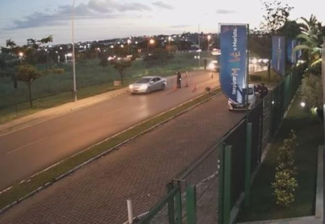 Imagem da noticia Oficial de Justiça aposentado do STJ fura bloqueio policial em Brasília