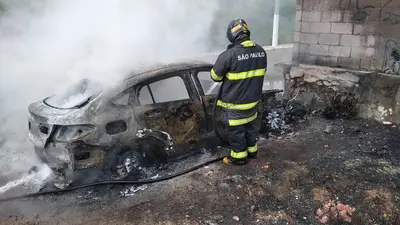 Homem morre carbonizado após tentativa de assalto a carro a uma Mercedes-Benz na oeste de SP Homem morre carbonizado após tentativa de assalto a carro a uma Mercedes-Benz na oeste de SP