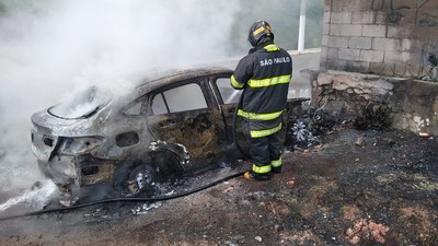 Homem morre carbonizado após tentativa de assalto a carro a uma Mercedes-Benz na oeste de SP Homem morre carbonizado após tentativa de assalto a carro a uma Mercedes-Benz na oeste de SP