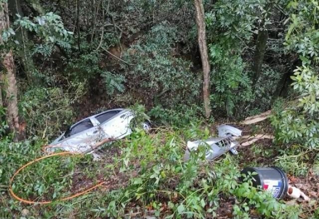 Imagem da noticia SP: corpos de dois PMs são encontrados em carro caído em ribanceira