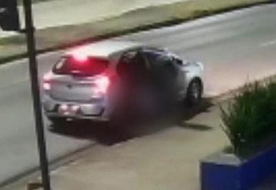 Criminosos abandonam corpo de homem no meio da rua Criminosos abandonam corpo de homem no meio da rua