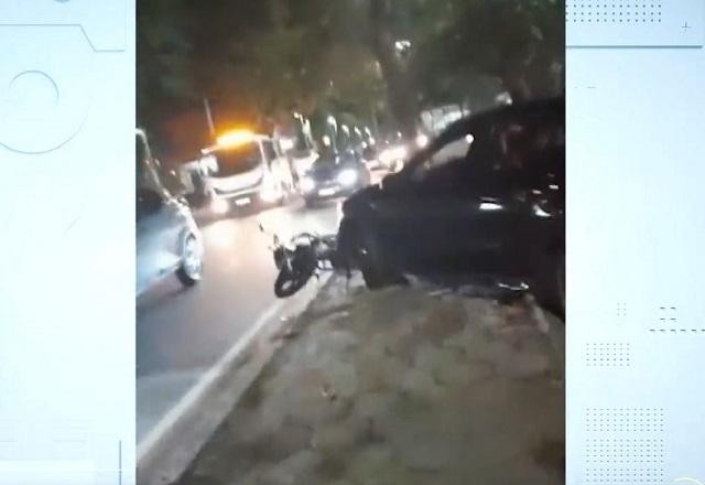 Imagem da noticia RJ: mulher em carro de luxo foge de blitz e atropela moto de propósito
