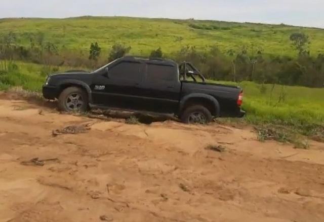 Imagem da noticia Mulher é encontrada morta em matagal após invasão a sítio