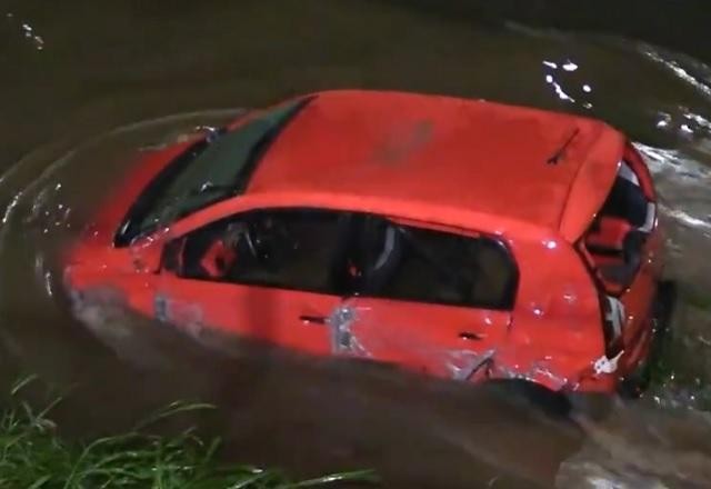 Imagem da noticia Carro cai em rio e um dos passageiros é levado pela correnteza