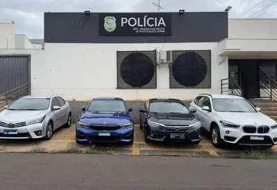 Polícia Civil do DF desmonta esquema de fraudes em emplacamentos e apreende carros de luxo em SP Polícia Civil do DF desmonta esquema de fraudes em emplacamentos e apreende carros de luxo em SP