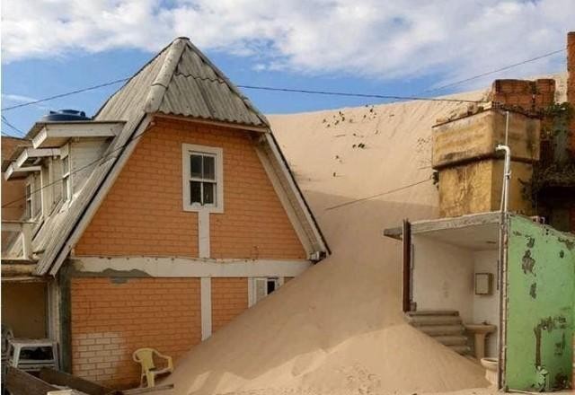 Imagem da noticia Dunas avançam sobre casas em Florianópolis e causam risco de desabamento