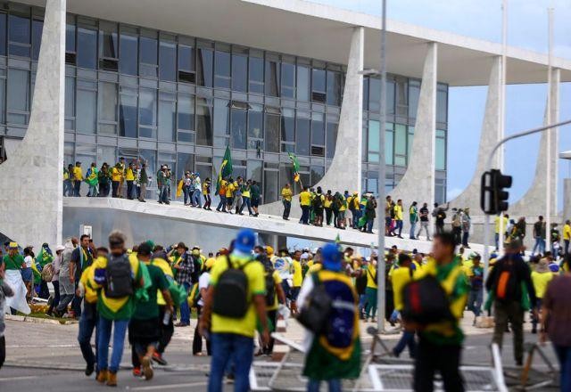 Imagem da noticia Moraes vota para tornar réus mais 200 envolvidos nos atos de 8 de janeiro