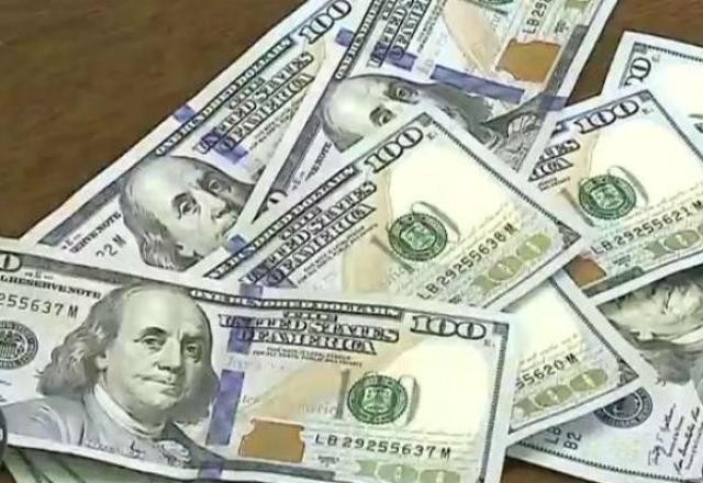 Imagem da noticia Dólar comercial fecha em queda e chega ao menor valor em dois anos