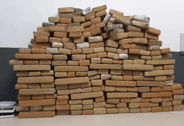 Imagem da noticia Dupla é encontrada com 150 kg de maconha em Florianópolis após polícia sentir 'cheiro forte'