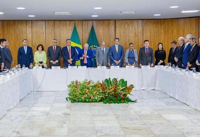 Em reunião, Lula pede 1 minuto de silêncio por vítimas em creche de SC Em reunião, Lula pede 1 minuto de silêncio por vítimas em creche de SC