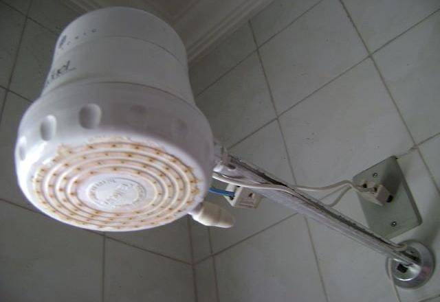 Aneel recomenda "evitar banho demorado" para economizar energia
