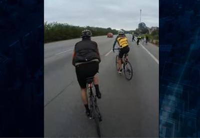 Ciclistas são atacados por criminosos em acostamento de rodovia Ciclistas são atacados por criminosos em acostamento de rodovia