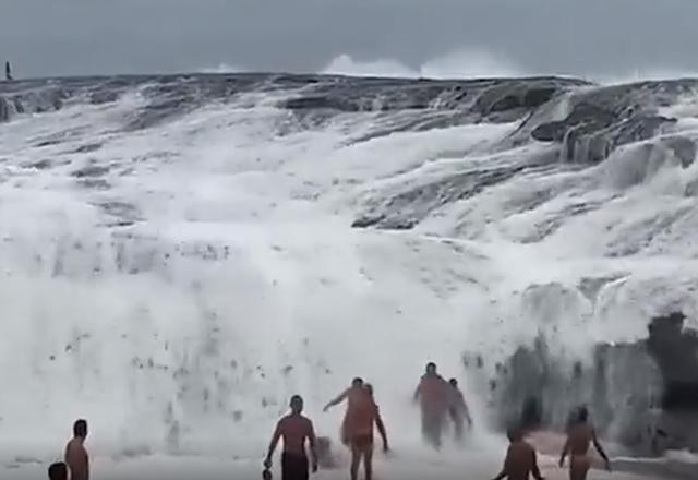 Imagem da noticia Ressaca atinge Itacoatiara e assusta banhistas