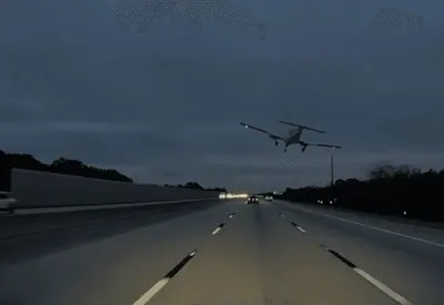 Avião faz pouso de emergência em rodovia nos EUA e atinge carro Avião faz pouso de emergência em rodovia nos EUA e atinge carro