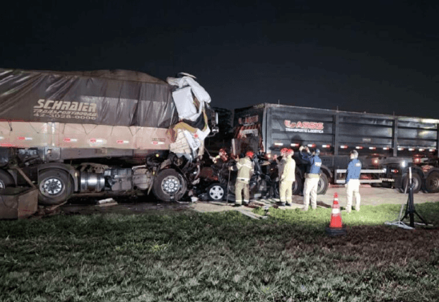 Imagem da noticia Engavetamento entre caminhões e carro mata seis pessoas e um cachorro no Paraná