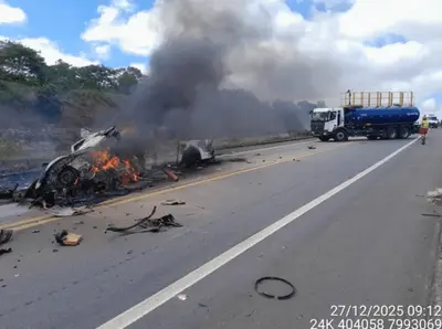 Colisão entre carros deixa 10 mortos no sul da Bahia Colisão entre carros deixa 10 mortos no sul da Bahia