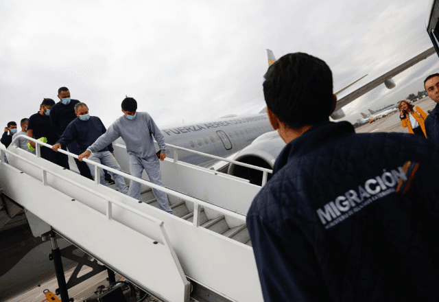 Imagem da noticia Após briga entre Trump e Petro, deportados colombianos chegam a Bogotá