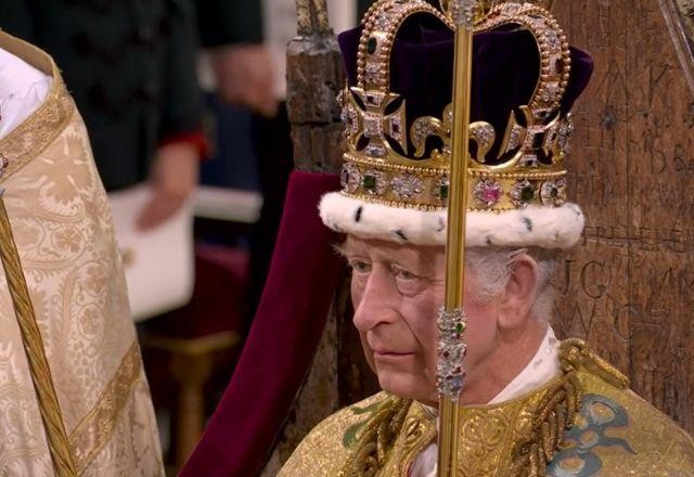 Rei Charles III é coroado e jura defender a lei e a Igreja da Inglaterra