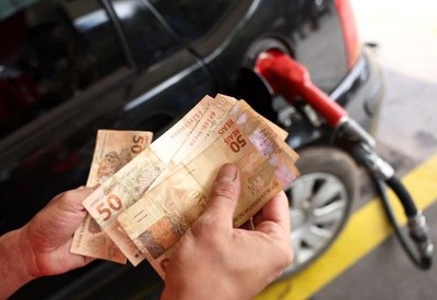 Câmara aprova projeto que criminaliza aumento sem justa causa no preço dos combustíveis Câmara aprova projeto que criminaliza aumento sem justa causa no preço dos combustíveis
