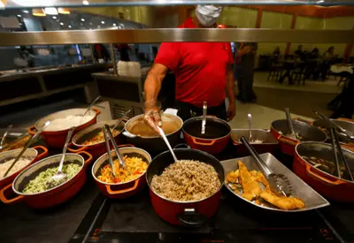 Lula assina decreto que muda regras do vale-alimentação e vale-refeição; veja o que muda no PAT Lula assina decreto que muda regras do vale-alimentação e vale-refeição; veja o que muda no PAT