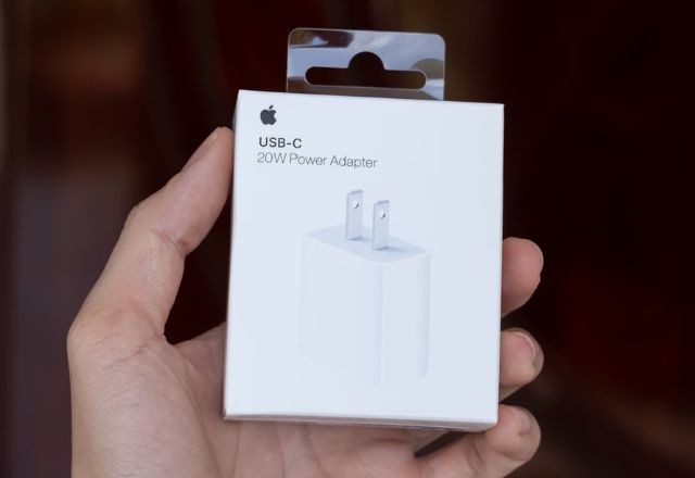 Imagem da noticia Apple terá de pagar R$ 3 mil a consumidor que comprou iPhone sem carregador, sentencia Justiça do Rio de Janeiro