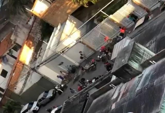 Imagem da noticia Entregadores explodem portão de prédio após morador discutir com motoboy