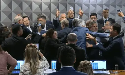 Oposição consegue aprovar quebra de sigilo de Lulinha e CPMI do INSS termina em confusão; governo tenta reverter Oposição consegue aprovar quebra de sigilo de Lulinha e CPMI do INSS termina em confusão; governo tenta reverter