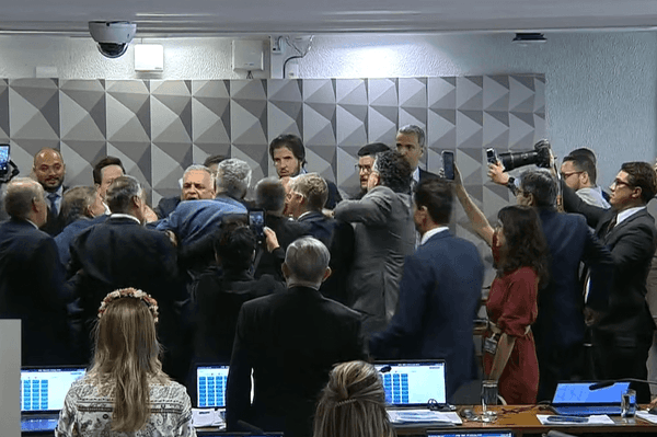 Imagem da notícia: Novo pede suspensão de deputado do PT acusado de agredir outro parlamentar