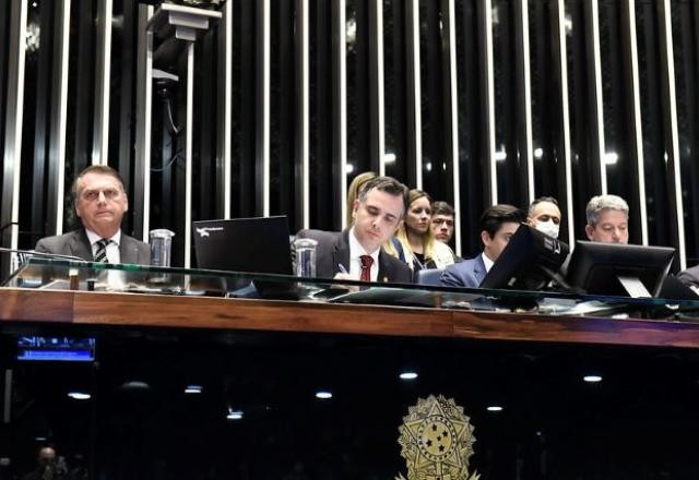 Imagem da noticia Com Bolsonaro, Congresso promulga PEC dos Benefícios