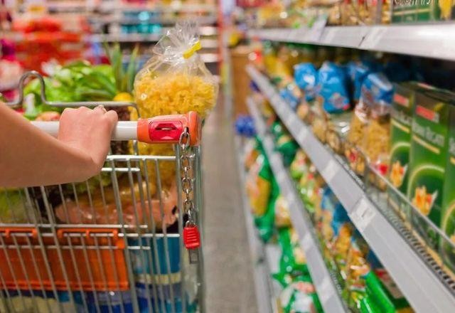 Imagem da noticia Intenção de consumo das famílias sofre queda, mas registra melhor fevereiro desde 2015
