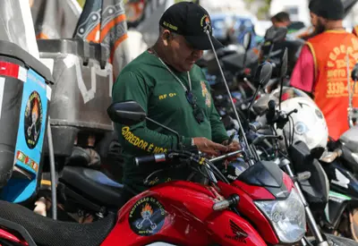 Motociclistas com carteira assinada passam a receber adicional de periculosidade a partir desta sexta Motociclistas com carteira assinada passam a receber adicional de periculosidade a partir desta sexta