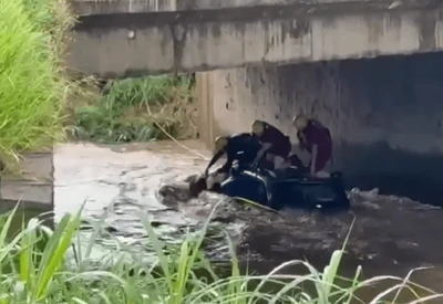 Encontrado corpo de mulher que desapareceu após carro cair em córrego durante temporal em Piracicaba (SP) Encontrado corpo de mulher que desapareceu após carro cair em córrego durante temporal em Piracicaba (SP)