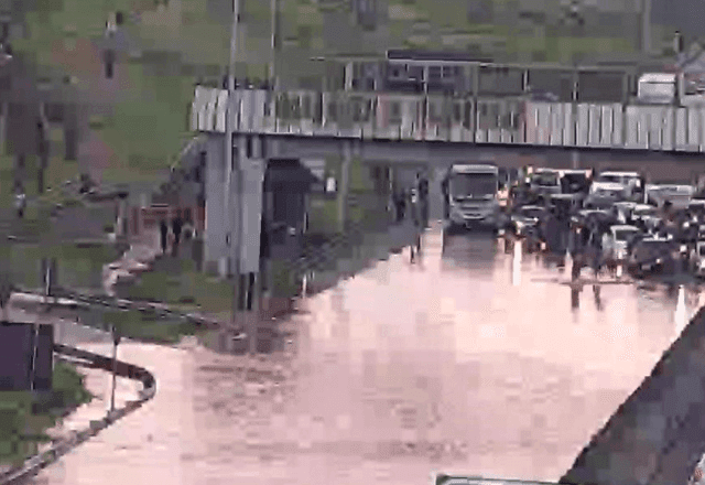 Acidente durante obra causa inundação de pista da rodovia Anhanguera Acidente durante obra causa inundação de pista da rodovia Anhanguera