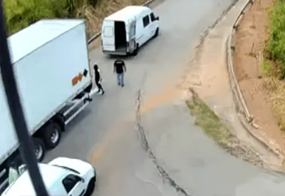 Quadrilha tenta roubar carga de armas e gera perseguição policial na Anhanguera Quadrilha tenta roubar carga de armas e gera perseguição policial na Anhanguera