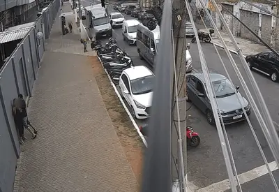 Homem é preso após agredir mulher no centro de SP; câmeras flagraram crime Homem é preso após agredir mulher no centro de SP; câmeras flagraram crime