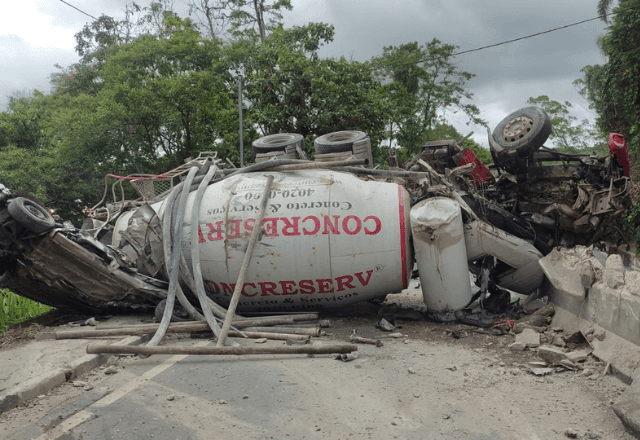 Imagem da noticia Acidente deixa dois mortos e duas vítimas 'gravemente' feridas em rodovia de Itapecerica da Serra (SP)