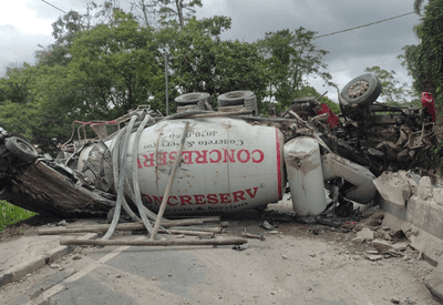 Acidente deixa dois mortos e duas vítimas 'gravemente' feridas em rodovia de Itapecerica da Serra (SP) Acidente deixa dois mortos e duas vítimas 'gravemente' feridas em rodovia de Itapecerica da Serra (SP)