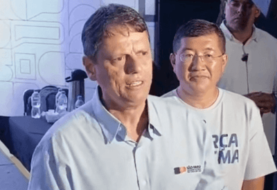 Tarcísio se manifesta sobre pré-candidatura de Flávio Bolsonaro e diz que senador pode 'contar' com ele Tarcísio se manifesta sobre pré-candidatura de Flávio Bolsonaro e diz que senador pode 'contar' com ele