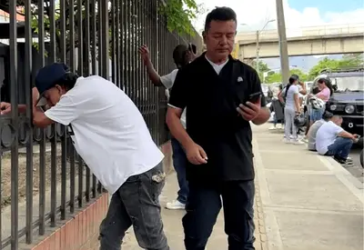 Ônibus com estudantes cai de penhasco na Colômbia e deixa 17 mortos Ônibus com estudantes cai de penhasco na Colômbia e deixa 17 mortos
