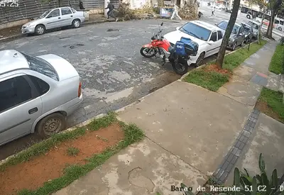 VÍDEO: homem mata ex-companheiro da mãe a facadas após briga de bar no Ipiranga VÍDEO: homem mata ex-companheiro da mãe a facadas após briga de bar no Ipiranga