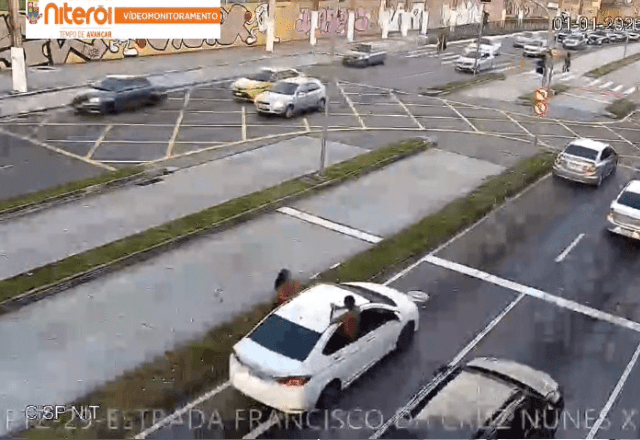 Imagem da noticia VÍDEO: motorista é multado após dirigir com passageiros sentados nas janelas do carro no Rio