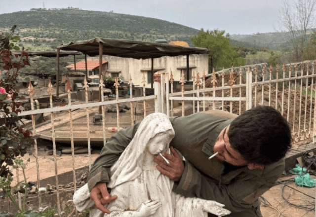 Imagem da noticia Soldado israelense faz foto colocando cigarro na boca de estátua da Virgem Maria