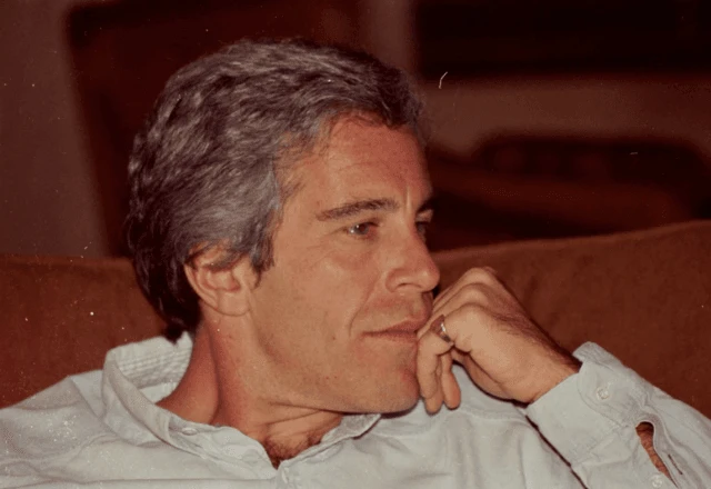 Imagem da noticia Justiça dos EUA divulga suposta carta de suicídio de Jeffrey Epstein; leia