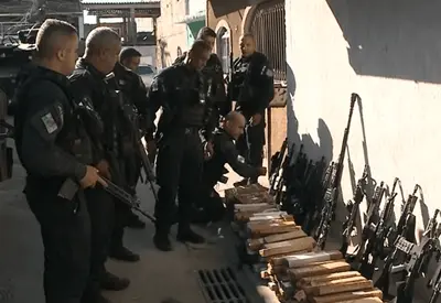 Operação encontra bunker com arsenal de fuzis e drogas em comunidade do Rio Operação encontra bunker com arsenal de fuzis e drogas em comunidade do Rio