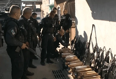 Operação encontra bunker com arsenal de fuzis e drogas em comunidade do Rio Operação encontra bunker com arsenal de fuzis e drogas em comunidade do Rio