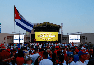 Cubanos protestam contra indiciamento de Raúl Castro em Havana Cubanos protestam contra indiciamento de Raúl Castro em Havana